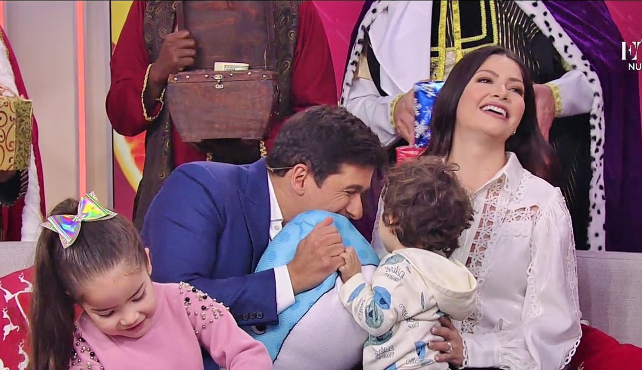 Rafael se lleva muy bien con los hijos de Ana Patricia y durante el show mantuvo entretenido a Gael con su regalo.
