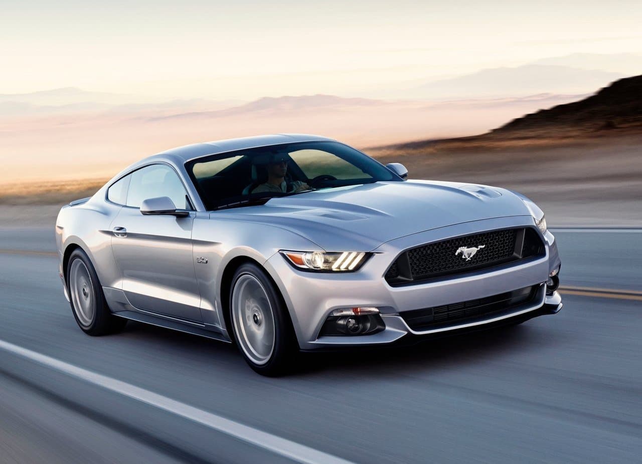 <b>Ford Mustang – Primer lugar en el segmento de los carros deportivos usados</b>
<br>
<br>Depreciación a 5 años: 44.4%
<br>Calificación promedio de seguridad de la NHTSA: 4.75
<br>
<br>Si bien los autos deportivos por lo general no alcanzan las 200,000 millas porque no son utilizados como medios de transporte para el día a día, el Ford Mustang es de los pocos con mayor probabilidad de alcanzar este hito. Elogiado por sus sensaciones de manejo, el Mustang también supera a otros autos en este segmento en cuanto a retención de su valor. En promedio, este modelo puede ser adquirido en 2020 con 5 años de antigüedad por $23,464.