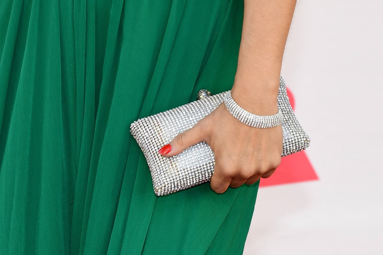 Los clutch se han convertido en verdaderas joyas, en mini carteras que ostentan el mismo brillo y refinamiento que un brazalete, como este que lleva Vanessa Verduga.
