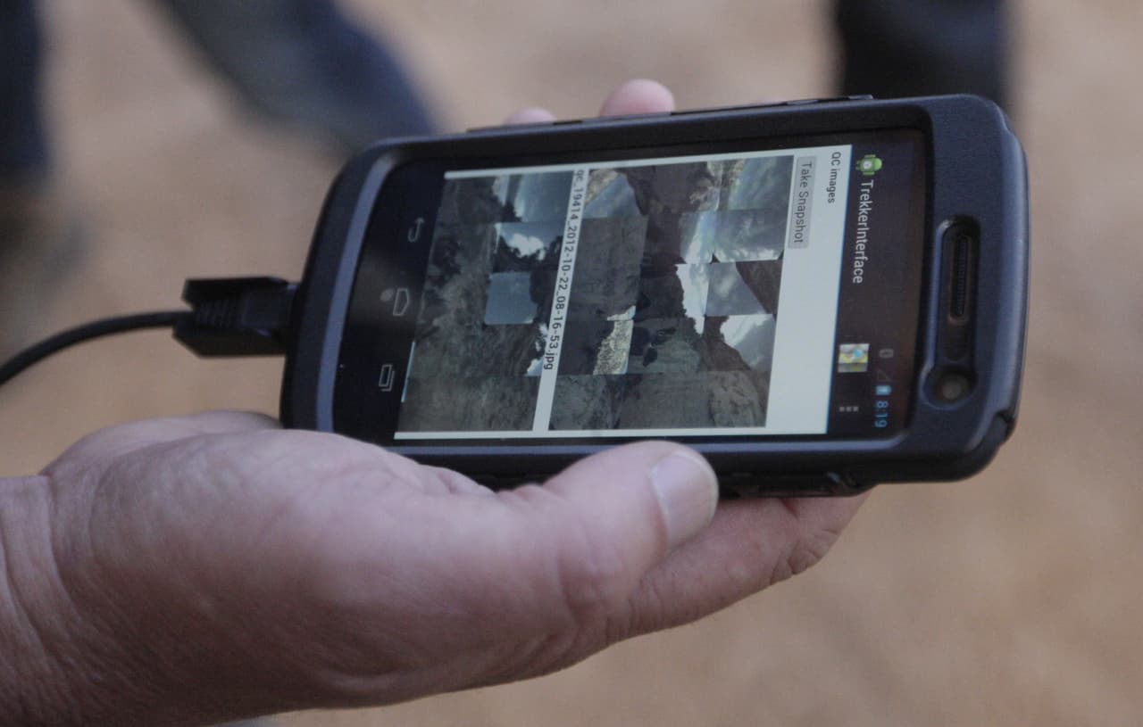 El gerente de operaciones de Google, Steve Silverman, muestra imágenes de baja resolución de fotos recopiladas por Trekker en un teléfono Android durante una demostración para los medios a lo largo de Bright Angel Trail en el South Rim del Parque Nacional del Gran Cañón en Arizona.