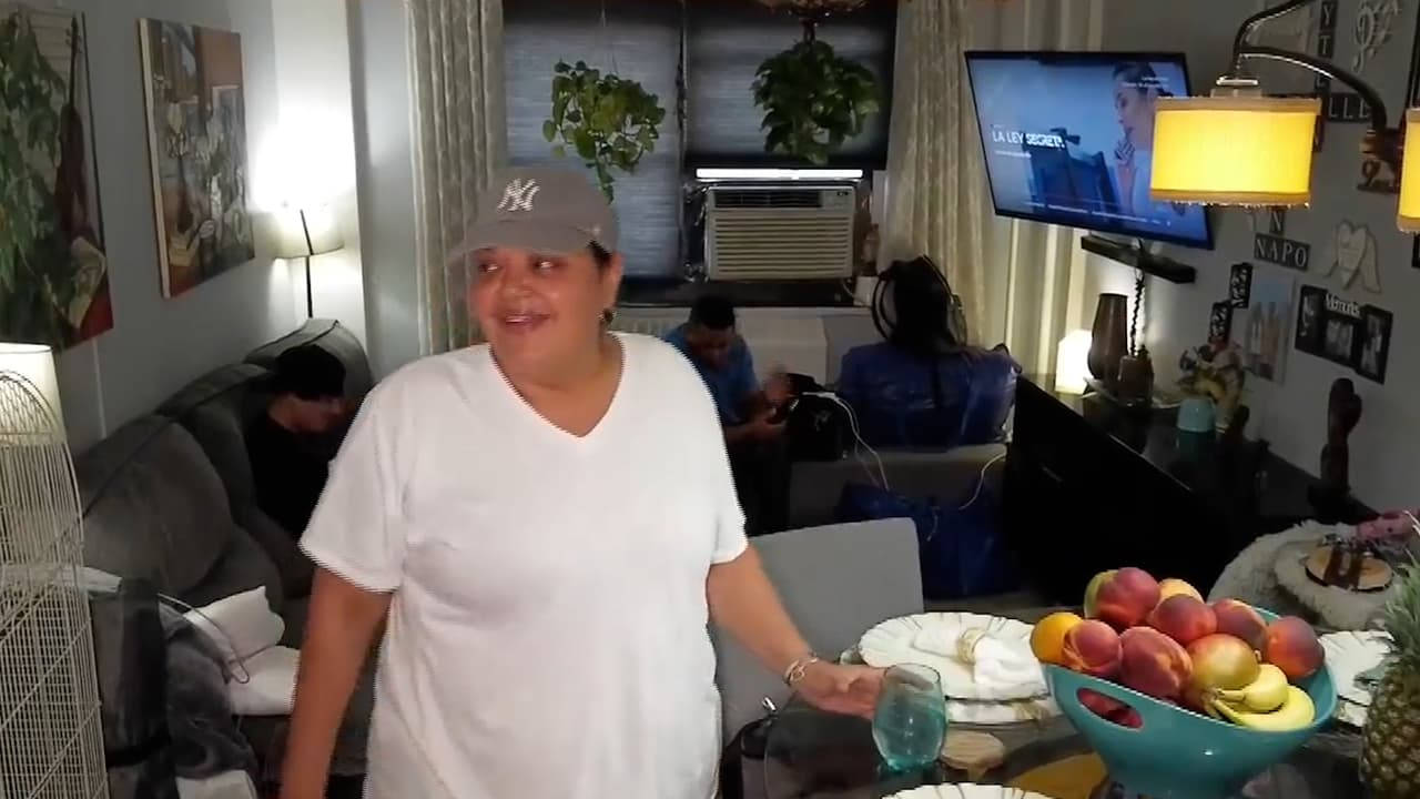 "Es un ángel": Hispana ha albergado en su apartamento a más de 40 inmigrantes recién llegados a Nueva York