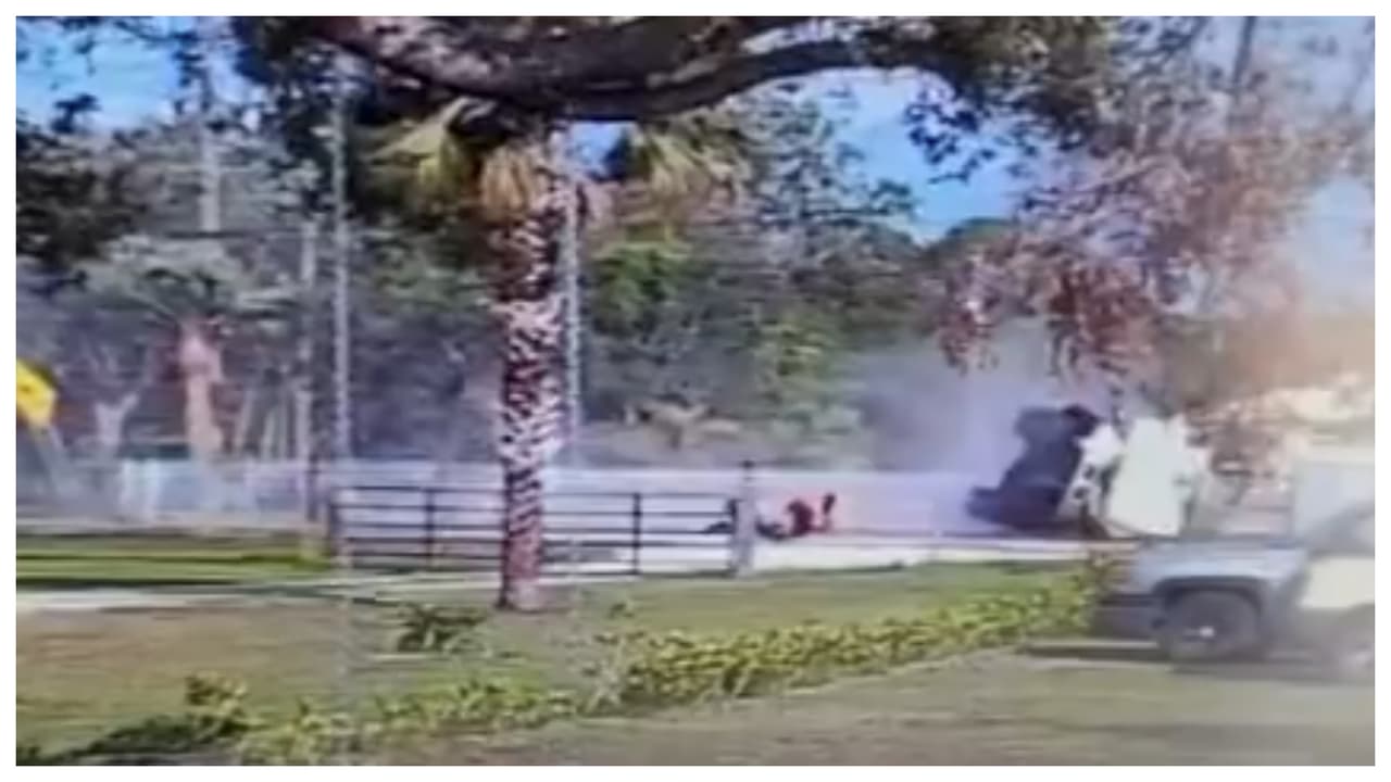 Video: el impresionante momento en que se vuelca un camión y sus ocupantes son lanzados fuera