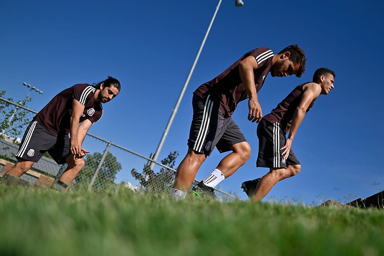 Los jugadores de México trabajaron para recuperarse después de las 15 horaas de retraso.