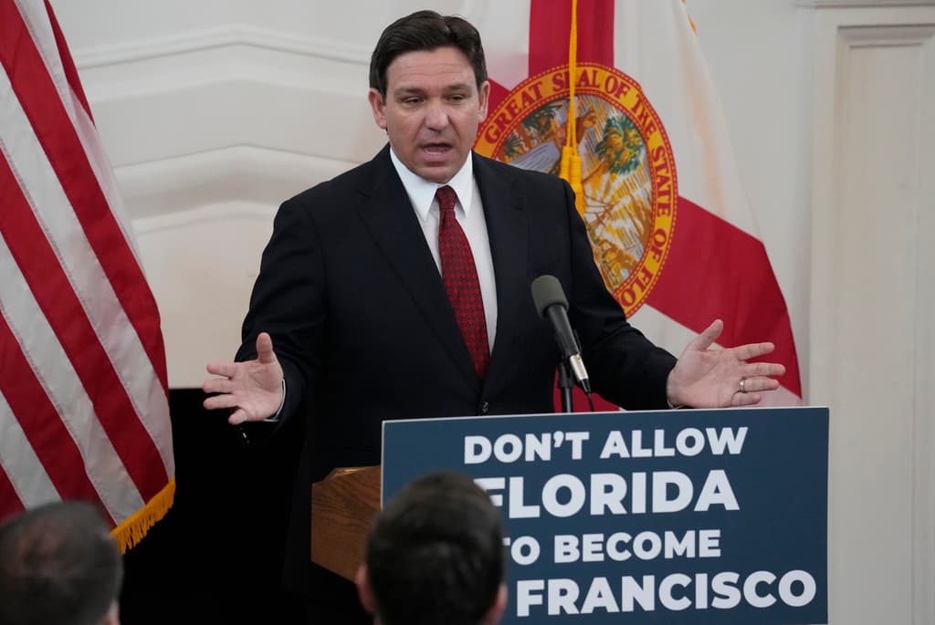 El 
<b>gobernador de Florida, Ron DeSantis</b>, quien comparte 
<b>algunas de las ideas de Trump</b> y contendió con él por la candidatura a la presidencia del Partido Republicano, publicó en su cuenta de X que tanto él como su esposa, Casey DeSantis, estaban orando por Donald Trump y su familia.