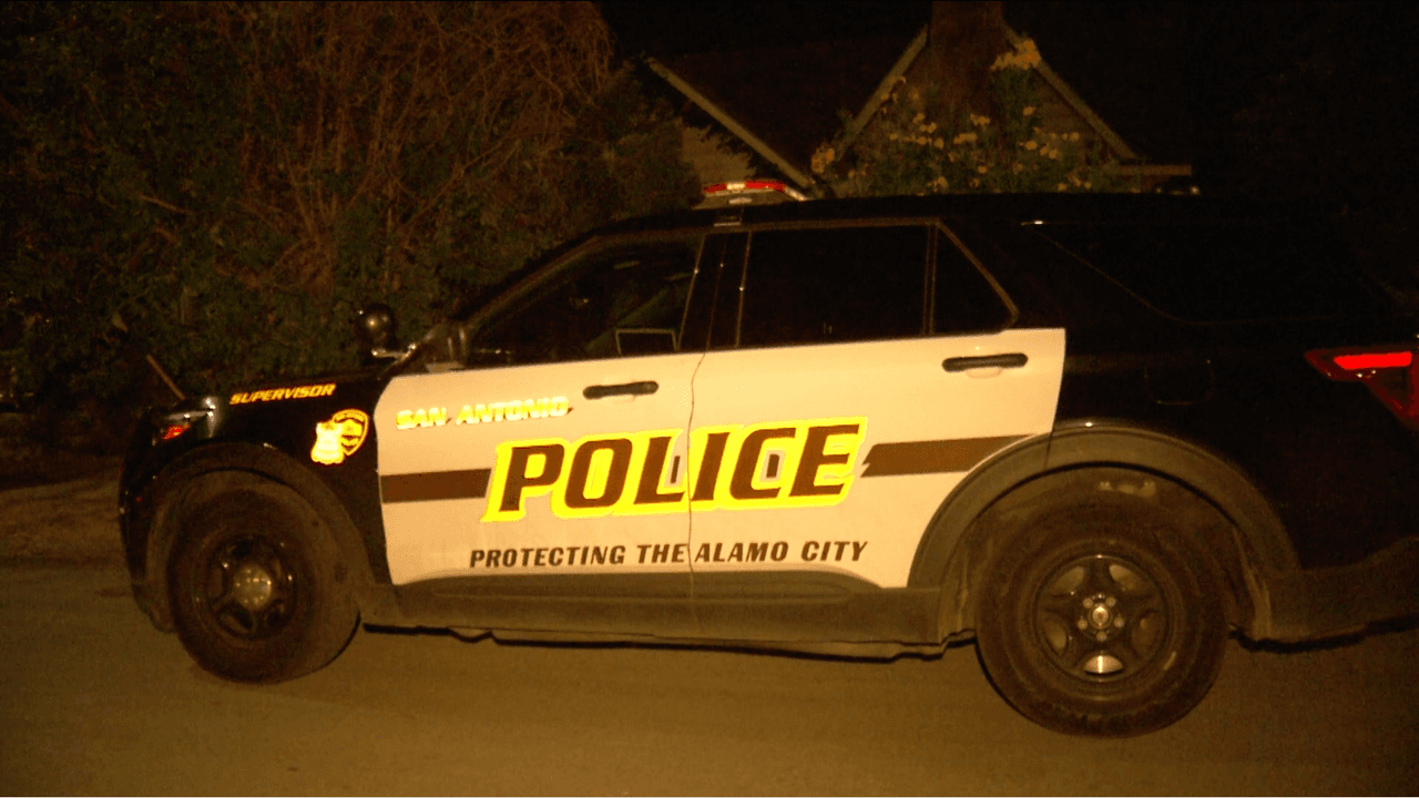 Joven hispano de 18 años recibe balazo en su patio; investigan si fue bala perdida