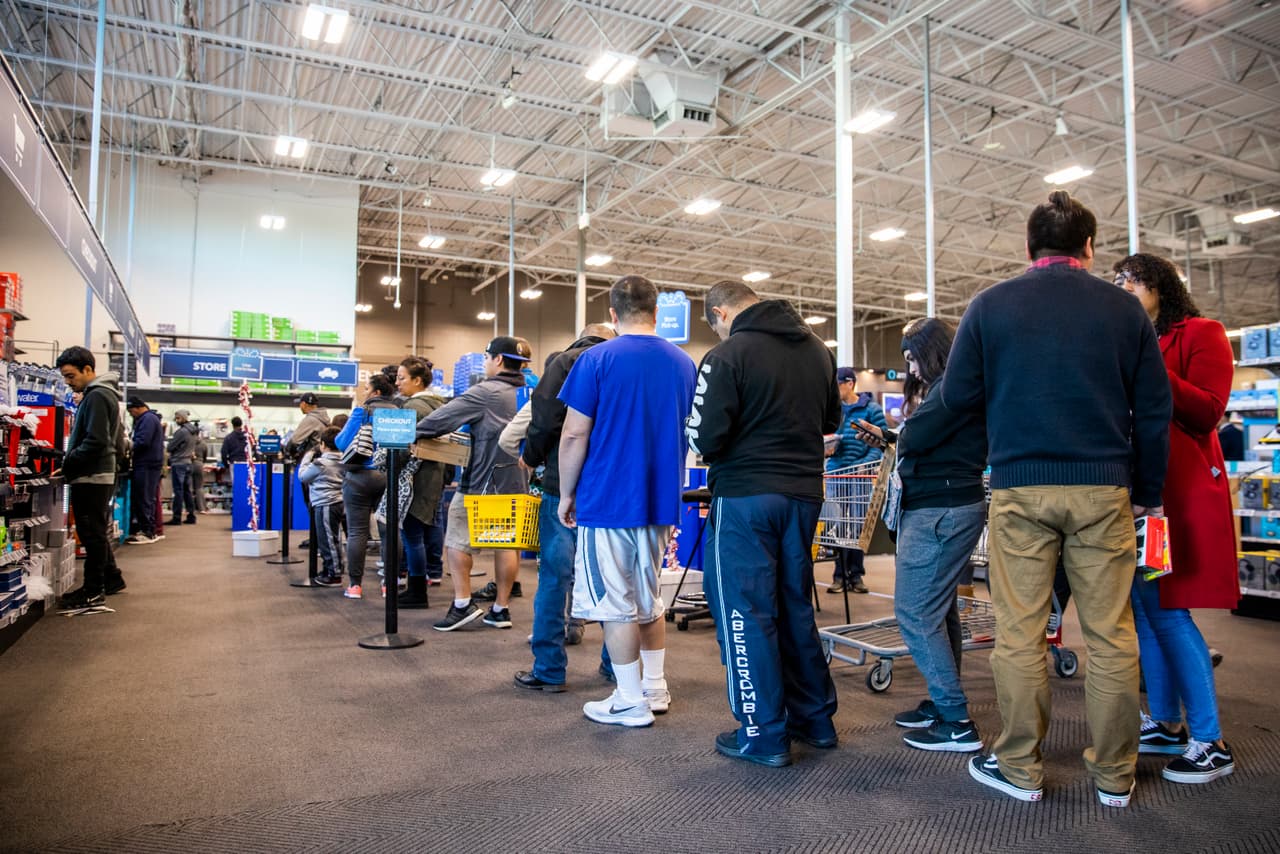 Las personas siguen interesadas en evitar las grandes multitudes a la hora de buscar artículos con grandes descuentos y seguirán este año buscando ofertas en línea.