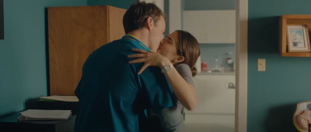 Karla Souza interpreta a una ginecóloga obstetra en 'Todos queremos a alguien'