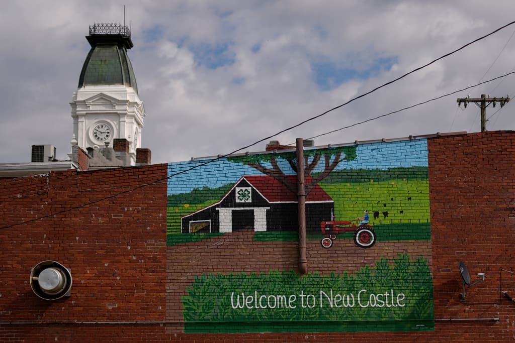 Un mural con la leyenda "Bienvenidos a New Castle" en el costado de Ernesto's Taqueria, el sábado 11 de octubre de 2025, en New Castle, Kentucky.