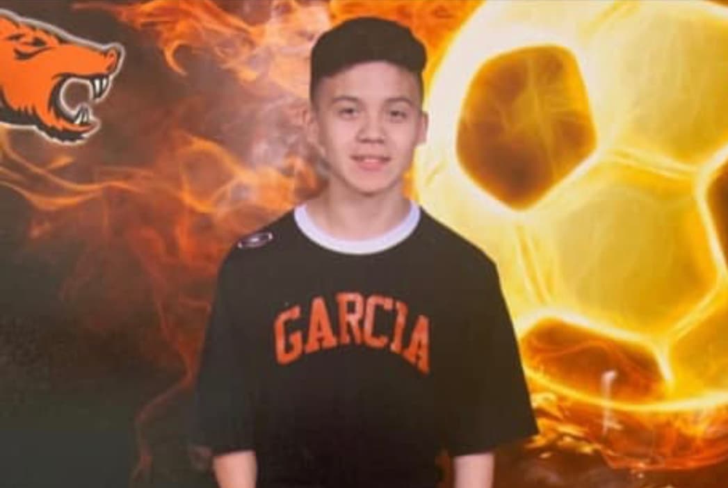 El Departamento de Policía de Dallas continúa buscando a los sospechosos. Autoridades informaron que manejaban una camioneta Dodge Caravan color marrón.