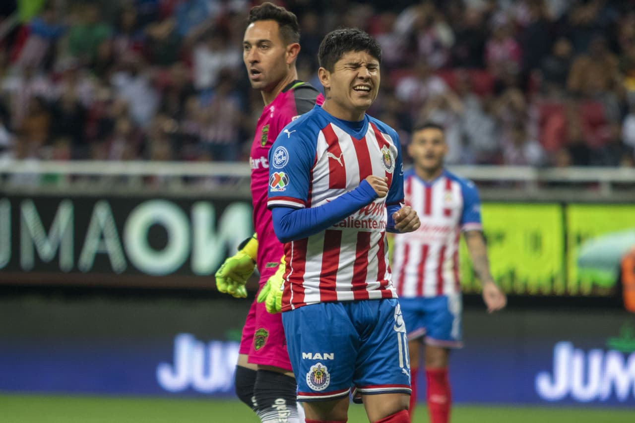 El atacante de las Chivas presentó síntomas previo al partido contra Mazatlán y está bajo observación.