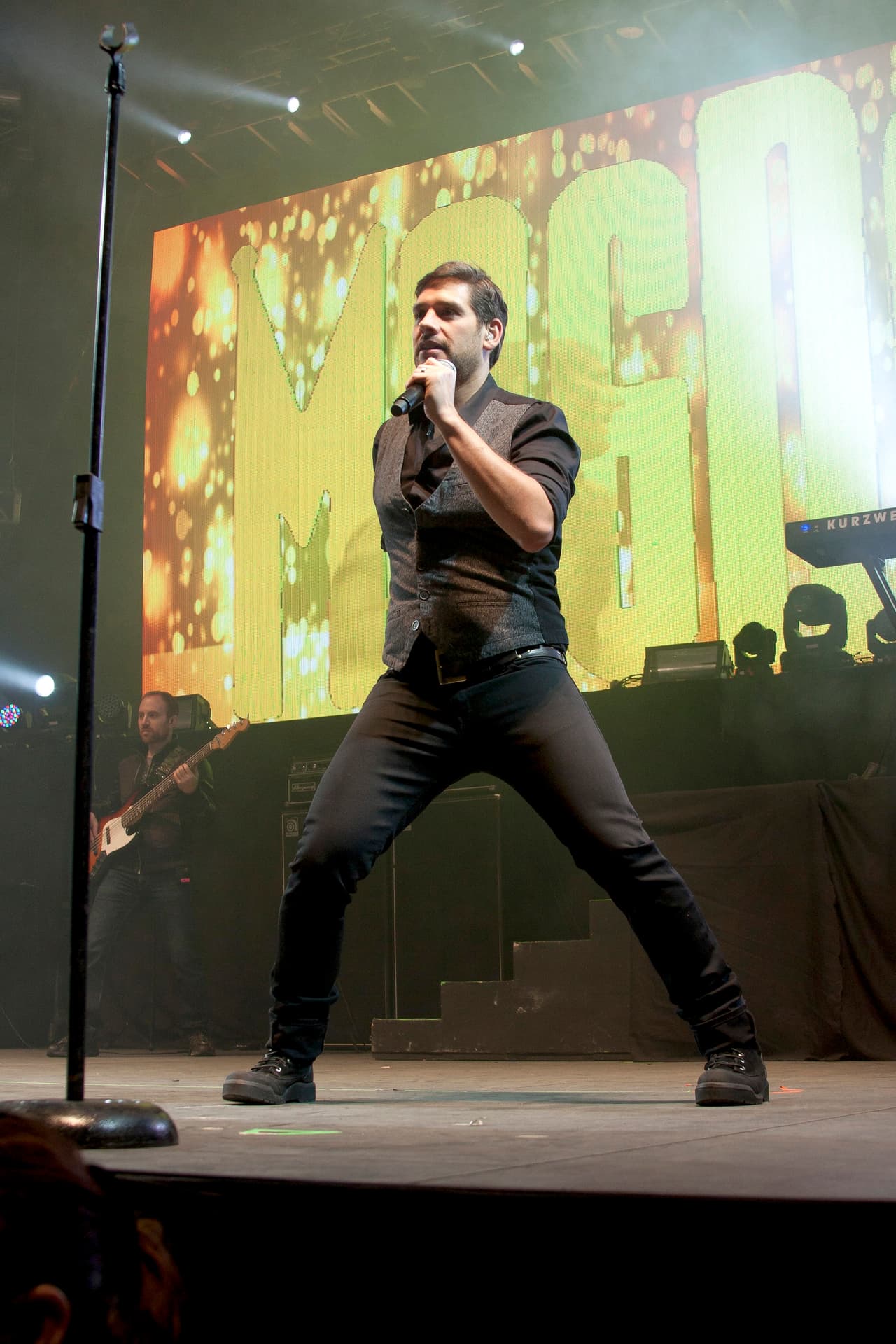 Cuando se desintegró el grupo decidió lanzarse como solista con el disco 'Alan Azul' y también comenzó a actuar en telenovelas como 'Rayito de luz' y 'Velo de novia'.