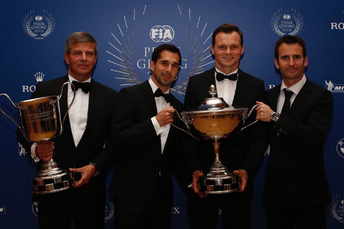 <b>Jani</b> (centro-izq.), 
<b>Lieb</b> (centro-der.) y 
<b>Dumas</b> (der.) lograron el título gracias a una primera mitad de temporada contundente, ganaron la primera fecha en 
<b>Silverstone</b>, y las legendarias 
<b>24 Horas de Le Mans</b>. Con este trio de nombres, Porsche revalidó el título que habían logrado Timo Bernhard, Mark Webber y Brandon Hartley en 2015.
<br>