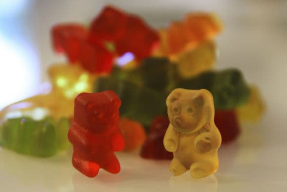 Colorantes: presentes en muchísimos productos, estarían hechos de petróleo y derivados de la gasolina.