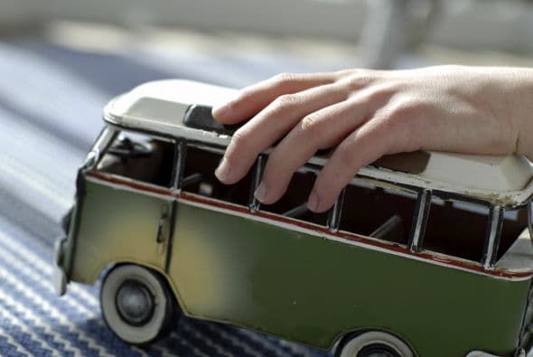 Dile que juegue a servir café con un vaso de plástico vacío o dile que sus bloques para armar son en realidad carros, y pídele que los haga circular por una calle imaginaria (sobre un cuaderno o un libro, por ejemplo)