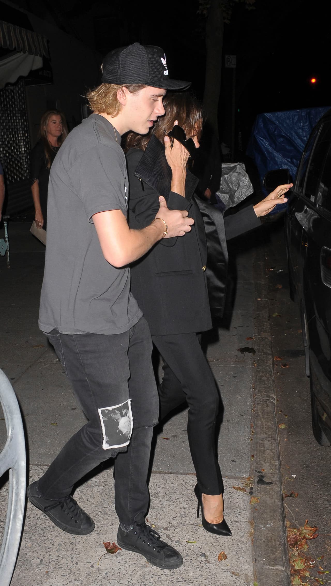 Brooklyn impedía que su mami perdiera el equilibrio.