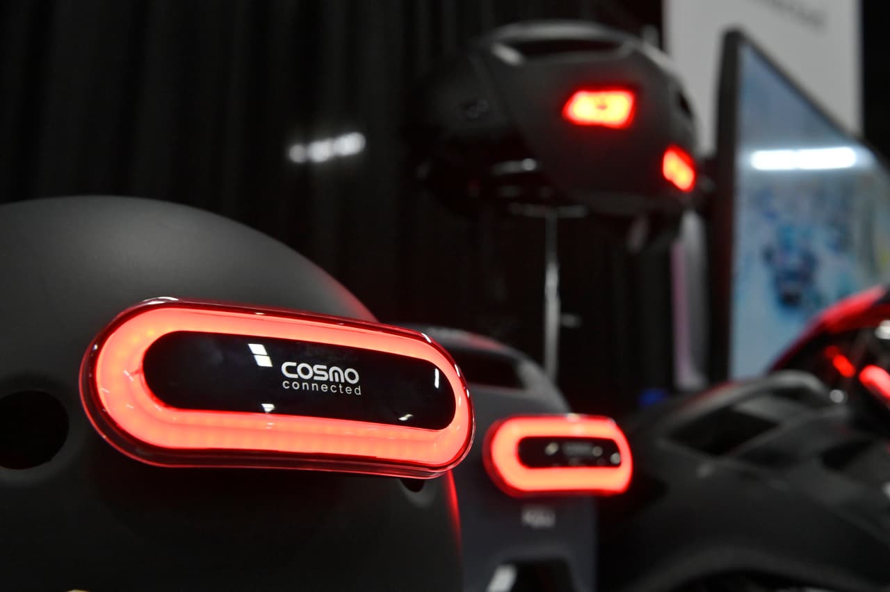 <b>Un acompañante de seguridad en la vía. </b>El Cosmo Ride, diseñado por el fabricante de accesorios para ciclistas y motociclistas Cosmo Connected, es un dispositivo que se coloca en el casco y solicita ayuda automáticamente en caso de una accidente.