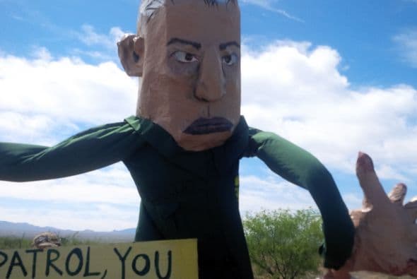 Residentes de la comunidad fronteriza de Arivaca protestaron para exigir el cierre de un retén de la Patrulla Fronteriza que ha estado en esa localidad por ocho años. Según ellos, esto ha incrementado la discriminación, violación de derechos constitucionales, y deterioración económica.