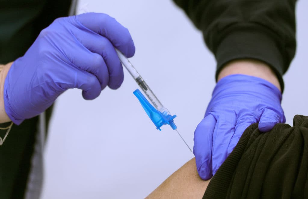 Si le ponen la de Moderna o Pfizer, debe regresar 28 días o 21 días después de haber recibido la primera dosis respectivamente.