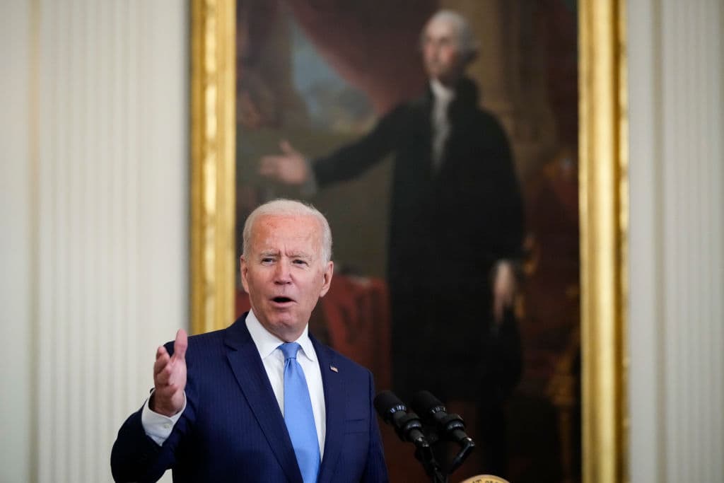 Biden presiona para que el sector privado exija vacunas como requisito, tras la aprobación total de Pfizer por la FDA