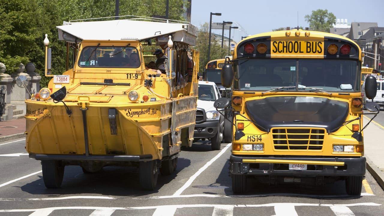 La Junta Nacional de Seguridad en Transporte, NTSB por sus siglas en inglés, estableció en relación al accidente ocurrido en Arkansas, que el toldo colocado sobre el compartimiento de los pasajeros había 
<b>atrapado a las víctimas sin permitirles alcanzar la superficie</b>. La NTSB recomendó la remoción de dichos toldos, que permiten la utilización de los 'duck boats' cuando hace mal tiempo, precisamente cuando los vehículos anfibios son más susceptibles a accidentes.