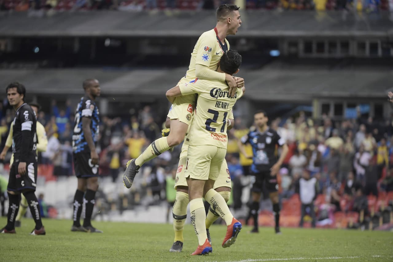 América celebró en el estadio Azteca su paso a Cuartos de final de la Copa MX con triunfo 5-2 contra Pachuca en los Octavos de final, con dobletes de Henry Martín y de Roger Martínez y el debut anotador del colombiano Nicolás Benedetti.
