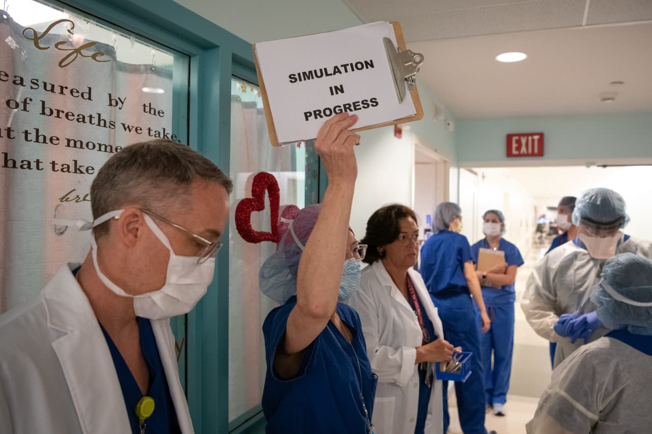 De acuerdo con las estimaciones del Centro de Control y Prevención de Enfermedades (
<a href="https://www.univision.com/temas/centros-de-prevencion-y-control-de-enfermedades">CDC </a>por sus siglas en inglés) y el Departamento de Salud del Condado de Los Ángeles, en las próximas semana se registrará un
<a href="https://www.univision.com/local/los-angeles-kmex/cuantos-casos-y-muertes-por-coronavirus-fueron-reportados-en-los-angeles-y-el-sur-de-california">escalada de casos de coronavirus</a>, debido a la cantidad de
<a href="https://www.univision.com/local/los-angeles-kmex/crean-en-los-angeles-una-pagina-web-para-que-hispanos-puedan-inscribirse-a-la-prueba-del-coronavirus">pruebas</a> que se están realizando en todo el condado.