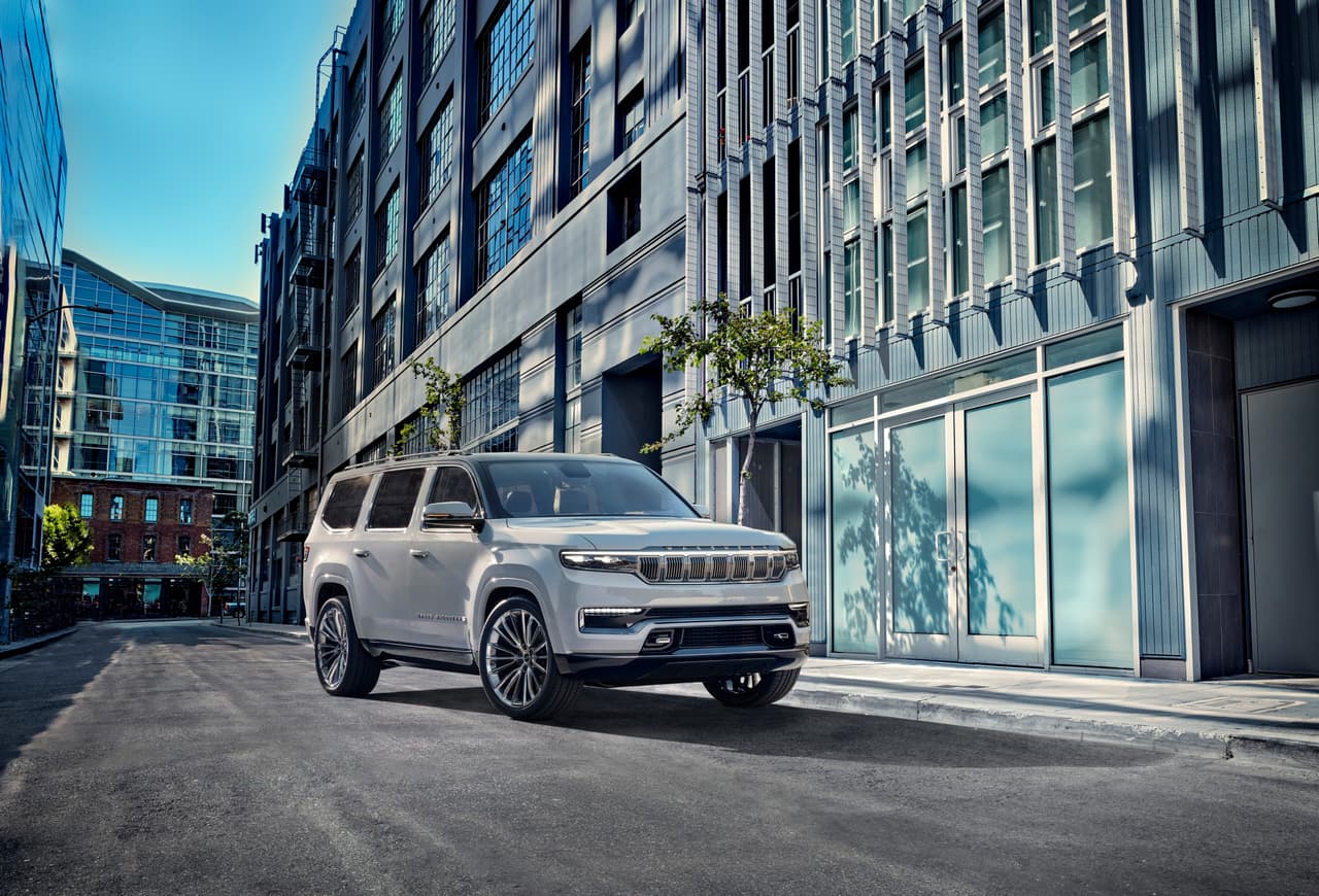 Jeep recientemente presentó al público un prototipo con el que confirma su intención de regresar al segmento que prácticamente inventó, el de las SUVs de lujo.
<br>
