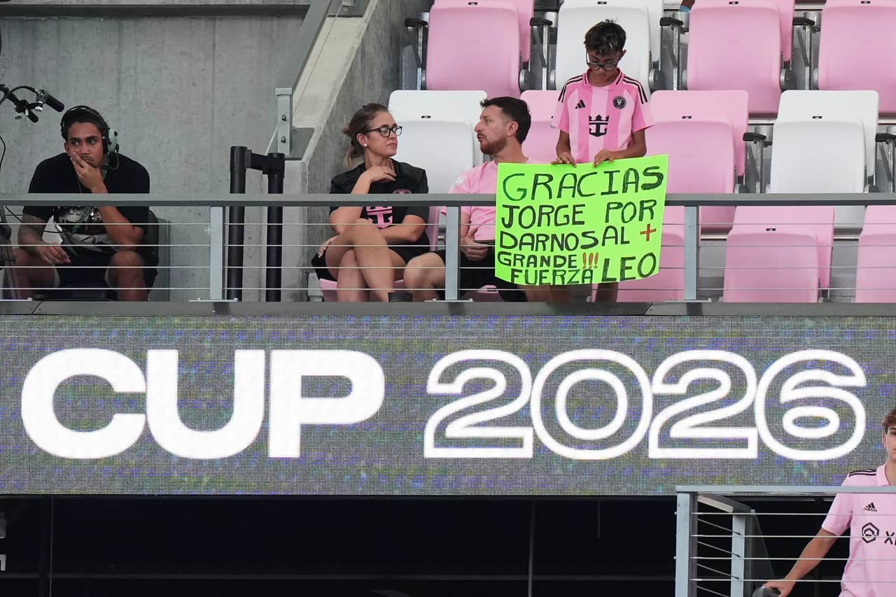Otro aficionado sostiene un cartel en memoria de Jorge Messi, el difunto padre del delantero del Inter Miami, Lionel Messi, durante la primera mitad de un partido de la Copa de Ligas entre el Inter Miami y Monterrey, el sábado 8 de agosto de 2026, en Miami. (Foto AP/Lynne Sladky)