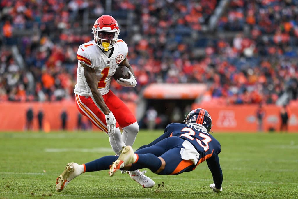 Los Chiefs vienen de atrás para vencer 28-24 a los Denver Broncos y aseguran su liderato de la Conferencia Nacional.