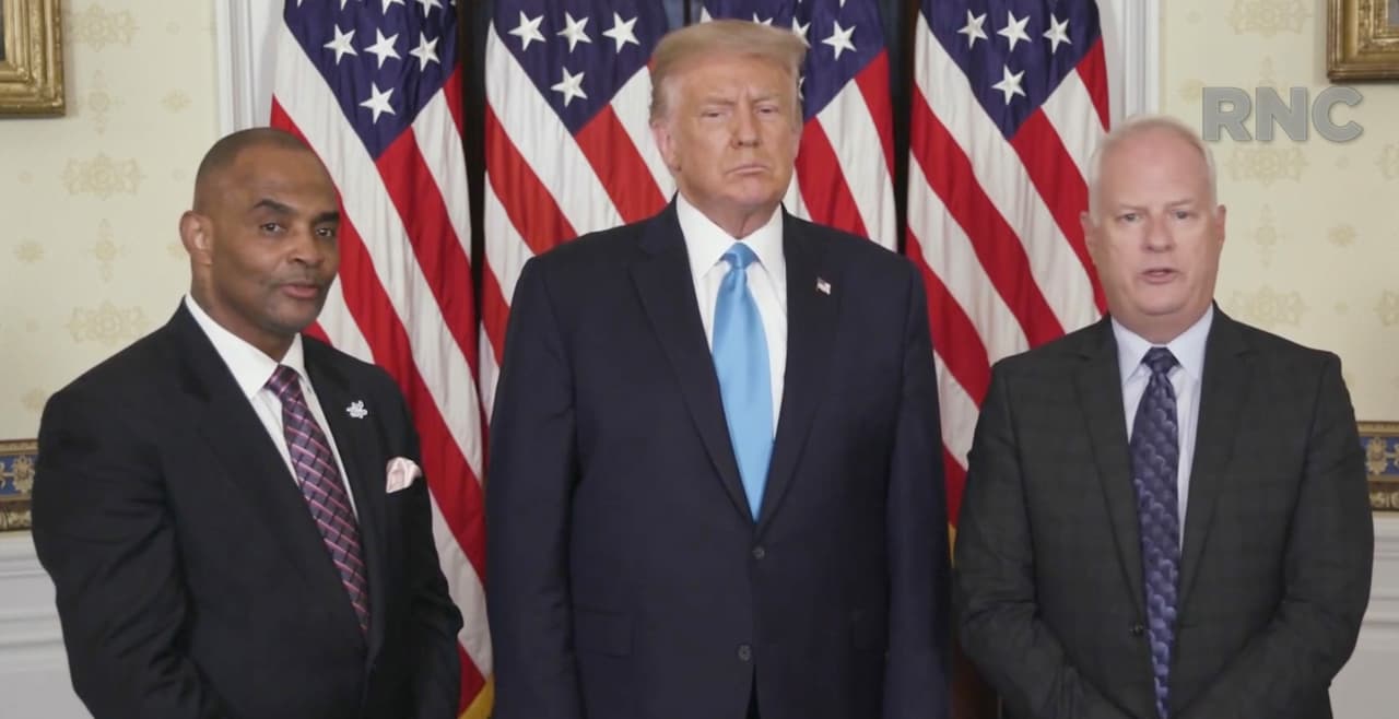 El presidente Donald Trump firmó un indulto a favor de Jon Ponder (izquierda), un expresidiario que fundó y dirige HOPE for Prisoners. Trump hizo el anuncio durante un segmento pregrabado con Ponder y Richard Beasley (derecha), el ex agente del FBI que lo arrestó hace 15 años.