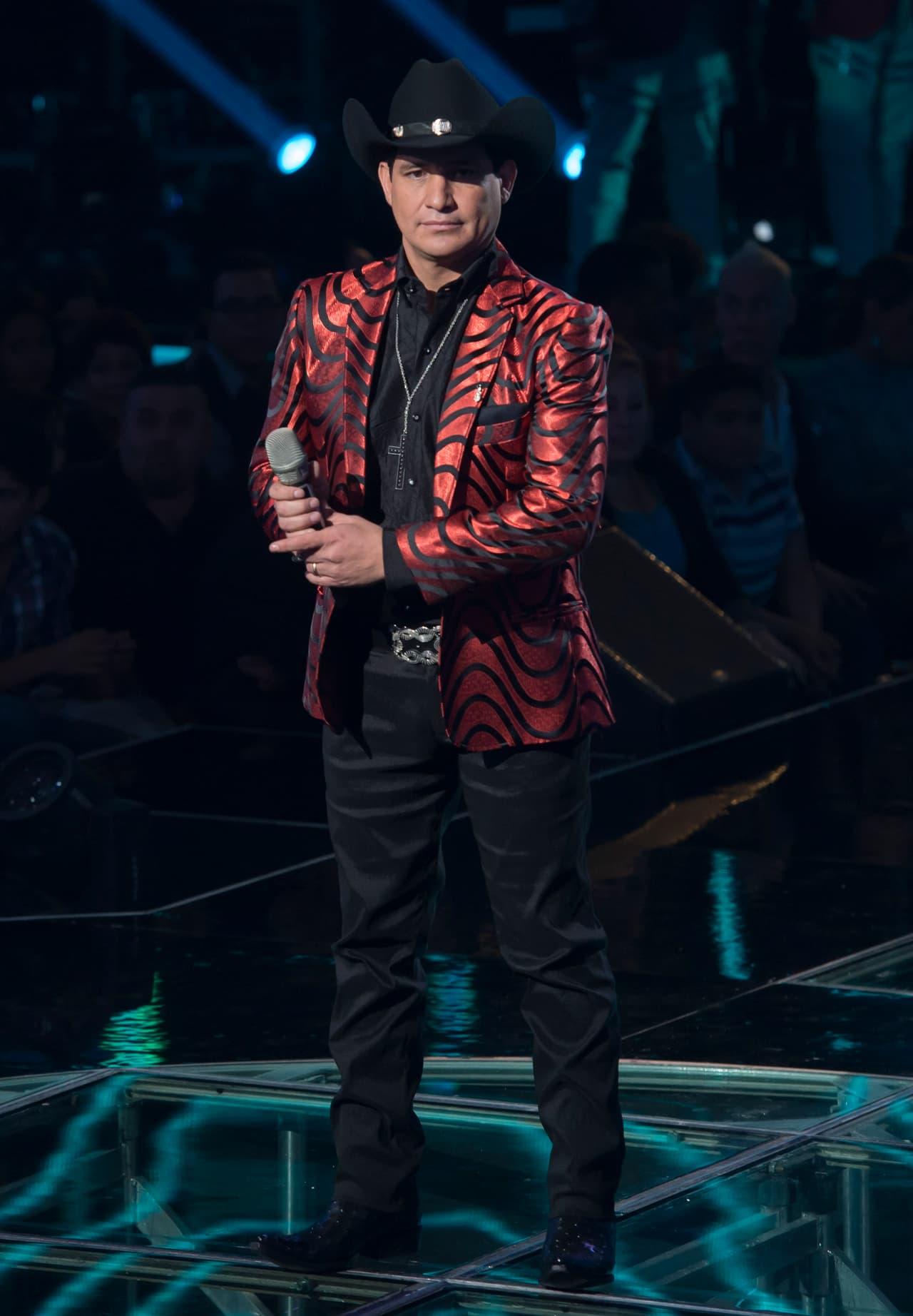 Esta octava gala se puso color de hormiga, se vivió de todo, desde un pleito entre Belinda y Ha Ash, Max Cervantes le declaró su amor a María León, quien fue eliminada junto con los Monsiváis.