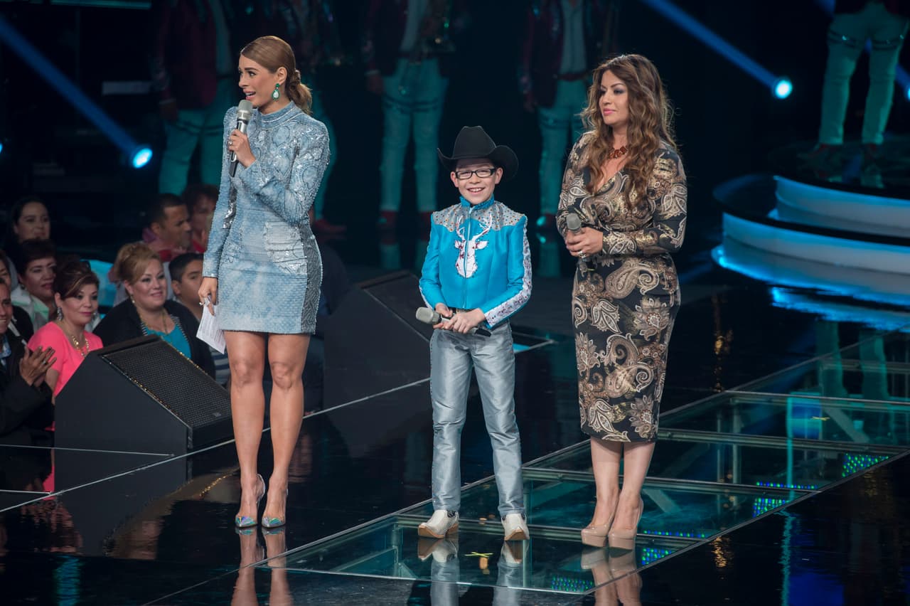 Esta octava gala se puso color de hormiga, se vivió de todo, desde un pleito entre Belinda y Ha Ash, Max Cervantes le declaró su amor a María León, quien fue eliminada junto con los Monsiváis.