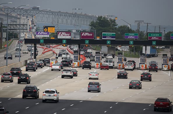 Además de asegurarse de que el auto esté en buenas condiciones, lo mejor que pueden hacer quienes viajarán por tierra es evitar las horas y rutas más congestionadas. “
<b>Saber cuándo y dónde se acumulará la congestión puede ayudar a los conductores a evitar el estrés de estar sentados en medio del tráfico. Nuestro consejo es evitar viajar los jueves y viernes por la tarde”</b>, insiste Pishue.
<br>
<br>
<b>Según la Asociación Estadounidense de Automóviles, estas serán las peores rutas y horas para viajar en auto en ciudades clave:</b>