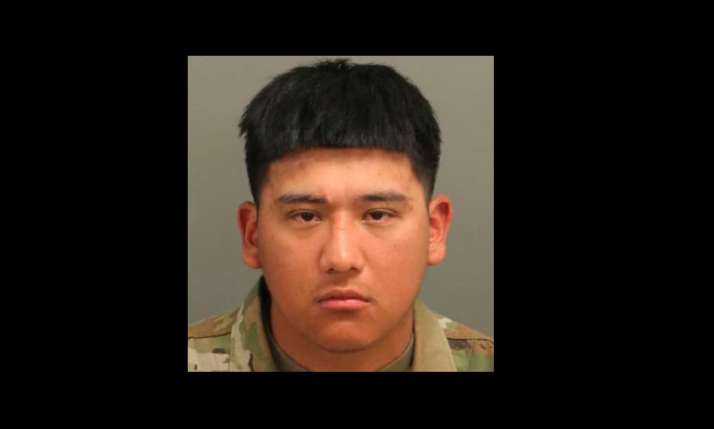 Bajan de vuelo de JetBlue a soldado de origen hispano de Fort Bragg, lo arrestan por perseguir a personas en RDU