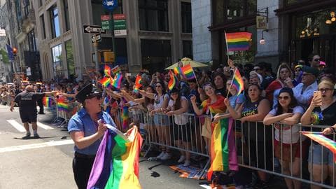 Un hombre de 44 años se encontraba en la Sexta Avenida de Nueva York, a las 4 de la madrugada, cuando de repente un desconocido comenzó a golpearle mientras gritaba declaraciones homofóbicas. La víctima de la agresión, quien esperaba un autobús para ir a la casa, estaba usando un andador que tenía una calcomanía que apoyaba a la comunidad LGBTQ.