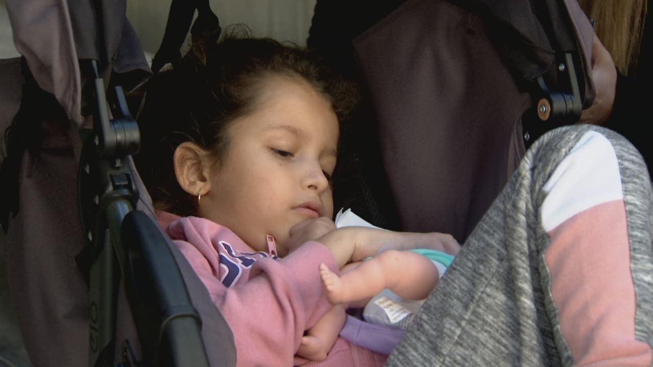 Una extraña enfermedad la dejó ciega y sin poder caminar: su madre pide ayuda para un tratamiento