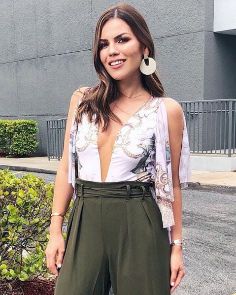 "¿Quién dijo que no se puede ser elegante y sensual al mismo tiempo?", expresó. ¿Te gusta su look?