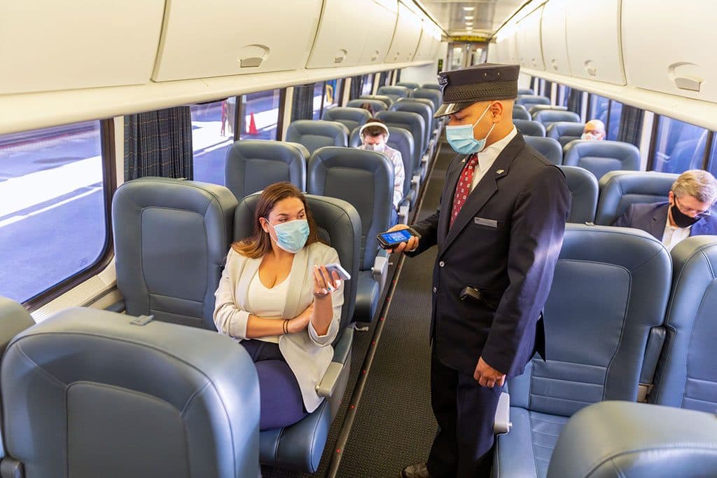 <b>¿Necesito usar una máscara en Amtrak? </b>No. No se requieren máscaras para los pasajeros y empleados de Amtrak mientras están a bordo de los trenes o en las estaciones.