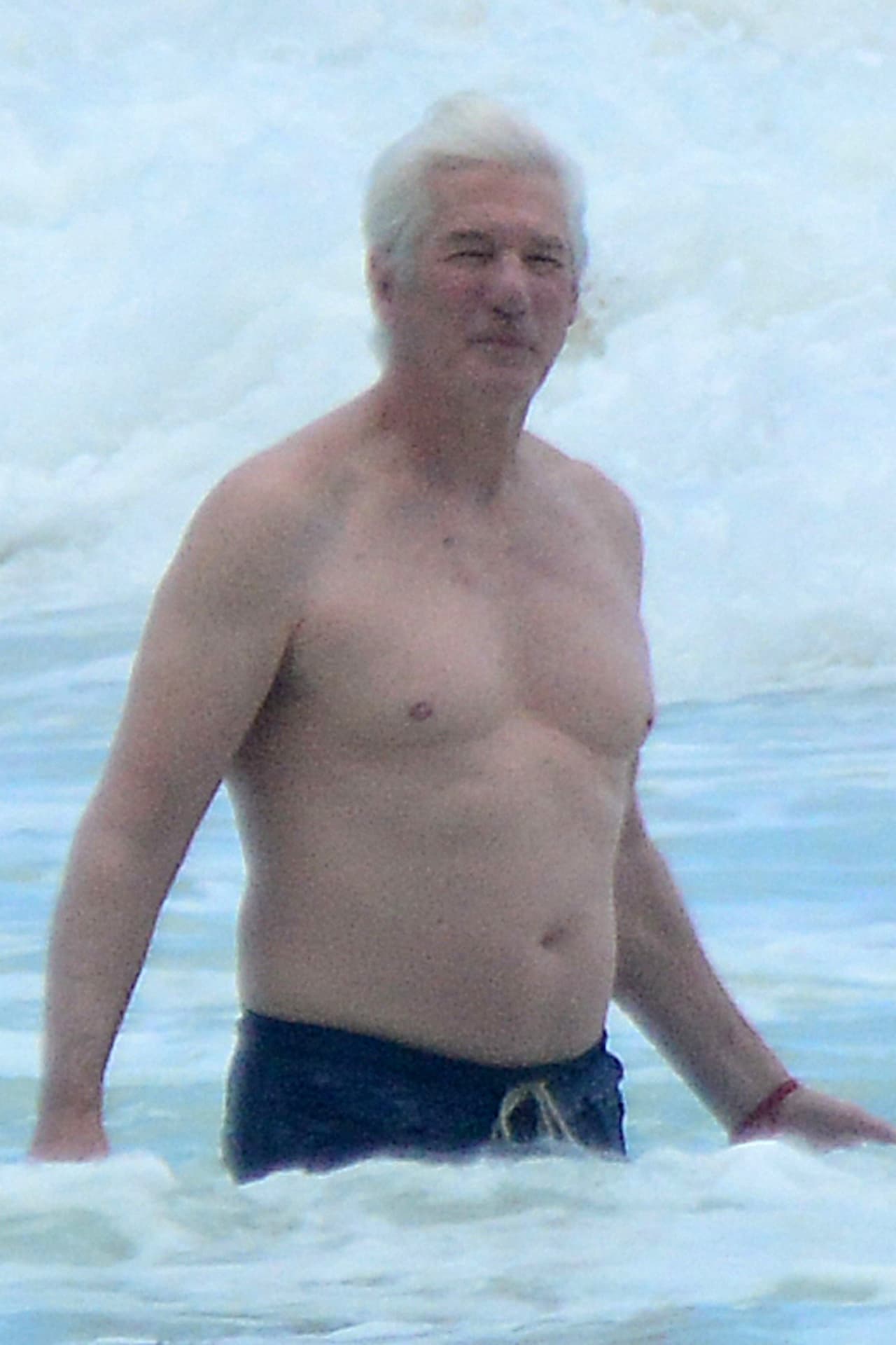 Richard Gere goza del mar en Tulum, México, el de 3 de abril de 2017.