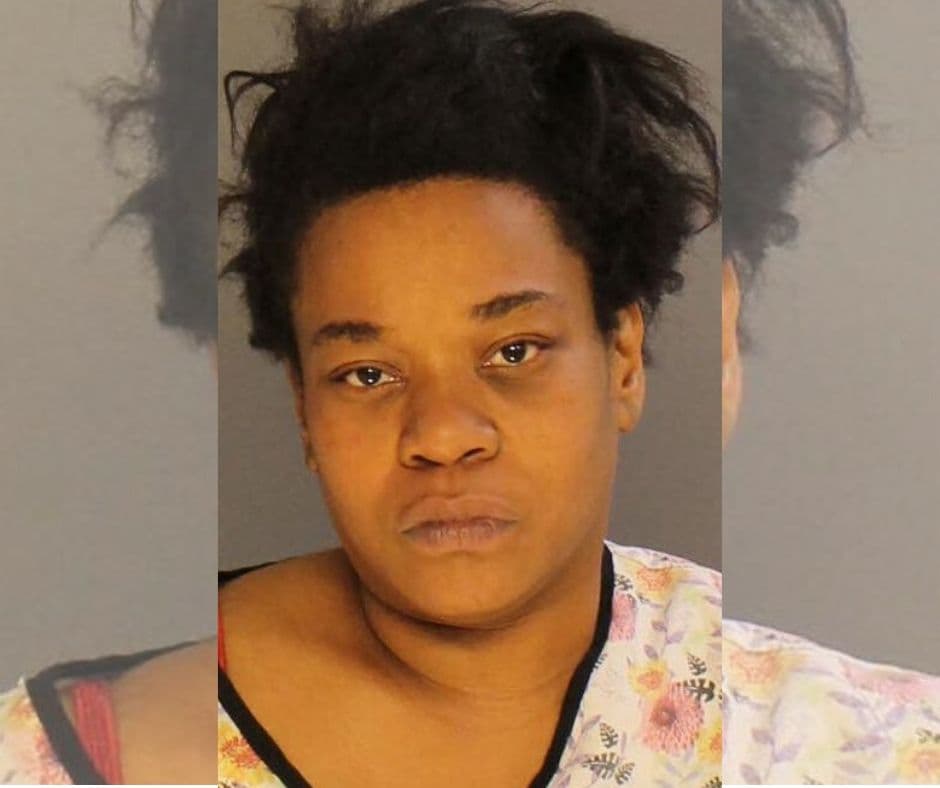 Samilya Brown, de 38 años, está acusada de asesinar a su hija adoptiva Zya Singleton, quien murió el 3 de noviembre, luego de que Brown afirmara que la niña se desplomó desde la ventana de una habitación en una casa de Filadelfia.
<br>
<br>