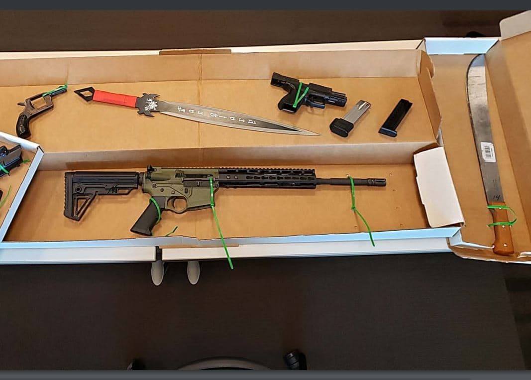 Armas y machetes decomisados en el caso federal contra Ever Morales López y otros mareros en Nueva York.