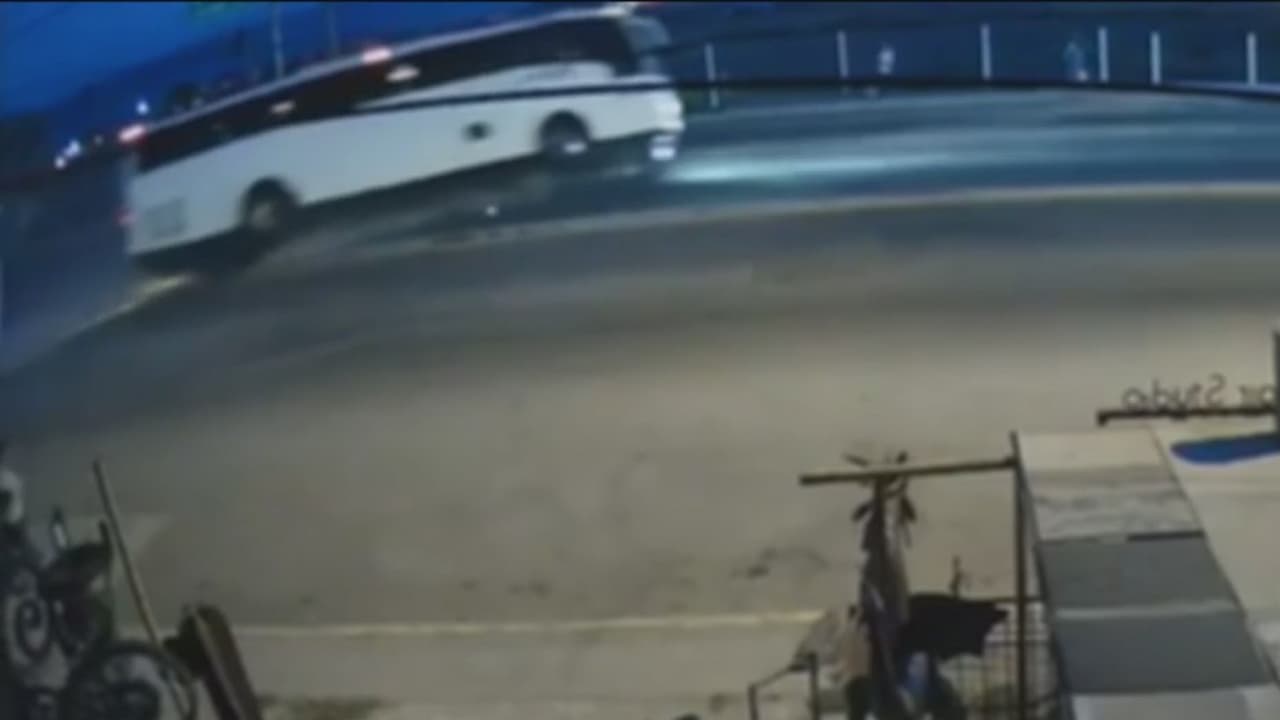 <b>Autobús se sale de la vía y se vuelca: imágenes del accidente que dejó siete muertos</b>
<br>
<br>Ocurrió durante la noche de este martes tras volcarse un autobús cerca de Rosarito, en Baja California, México. Testigos narraron lo sucedido.