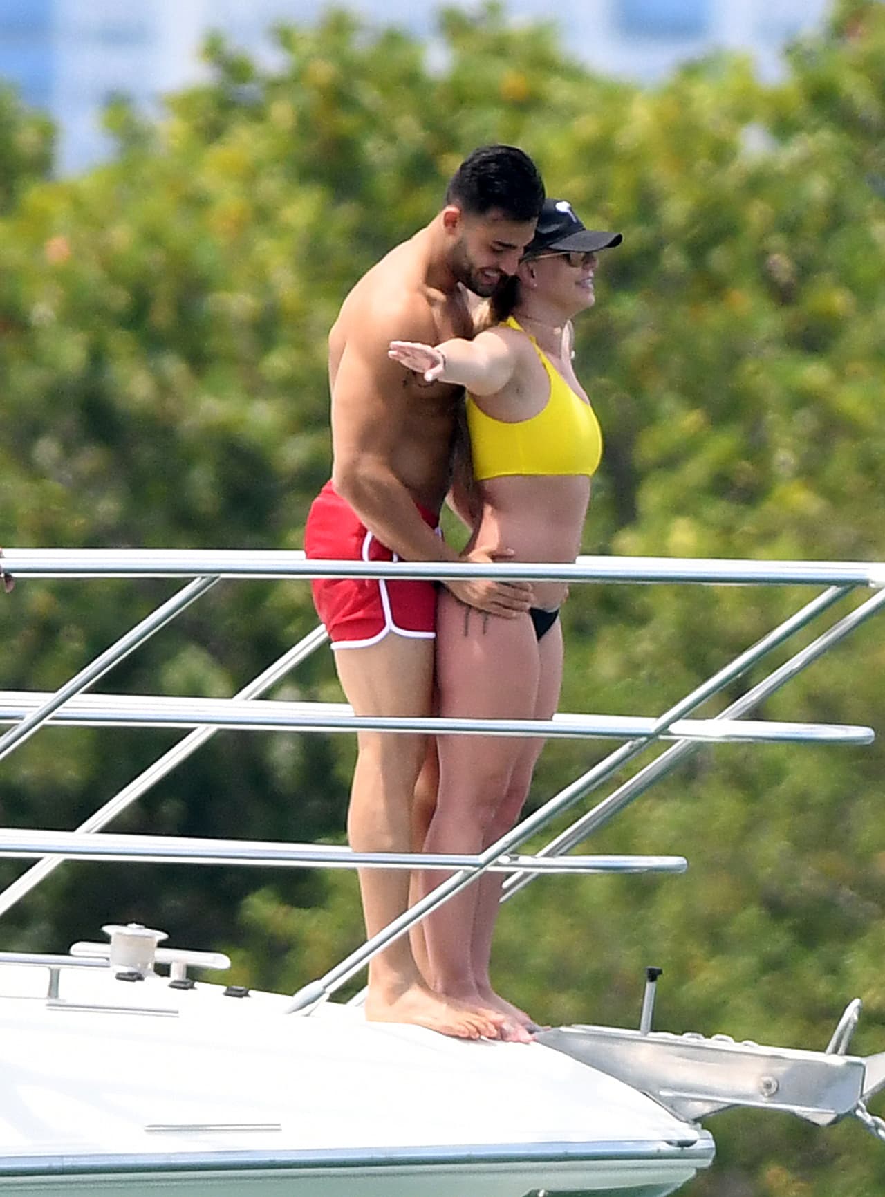 Fue de esta manera que recrearon la célebre escena de la película 'Titanic', en donde Jack (Leonardo DiCaprio) sostenía a Rose (Kate Winslet) en la proa del barco más famoso de la historia.