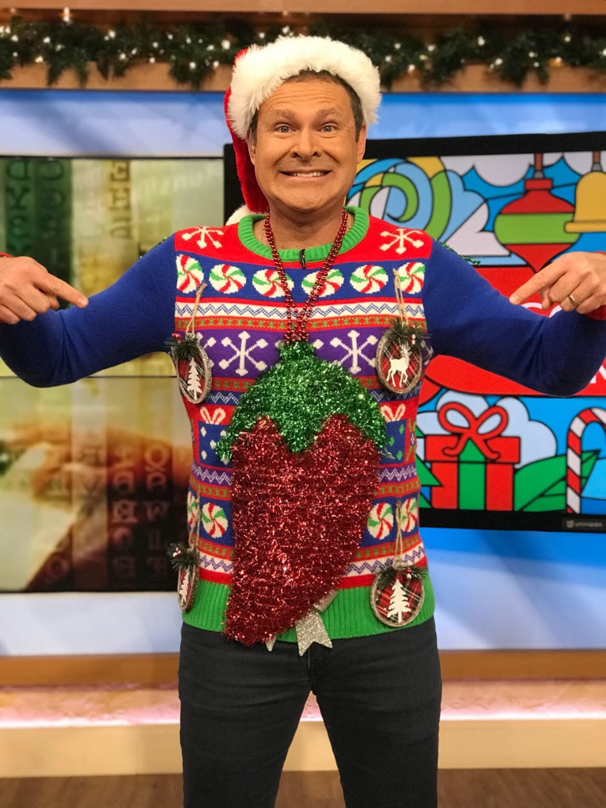 ¿Pero qué es eso Alan Tacher? Una gran esfera en forma de chile, para honrar sus raíces mexicanas.