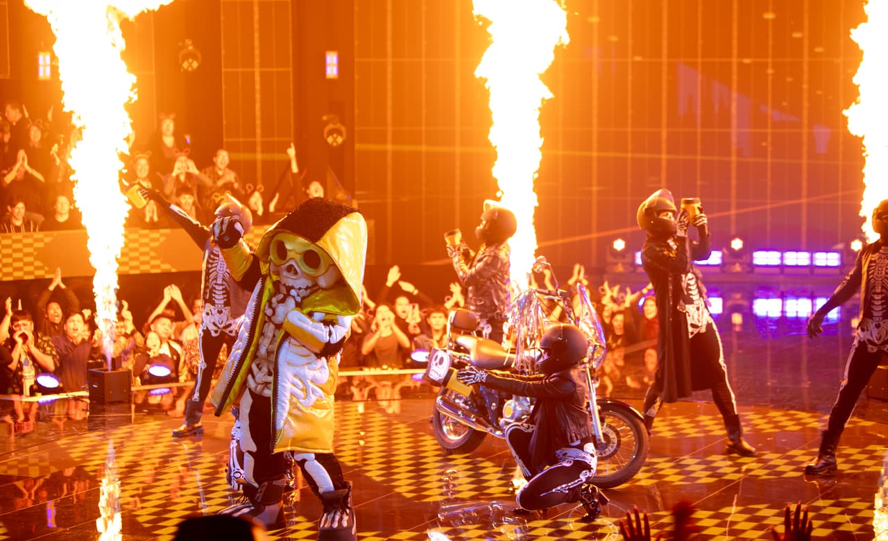 Tras la actuación de Huesos, tuvimos dos apuestas dobles, pues Emmanuel y Carlos Rivera creen que podría ser Aleks Syntek, mientras Martha y Juanpa corearon el nombre de Yordi Rosado. La investigadora Yuri dijo que Huesos es Adal Ramones.