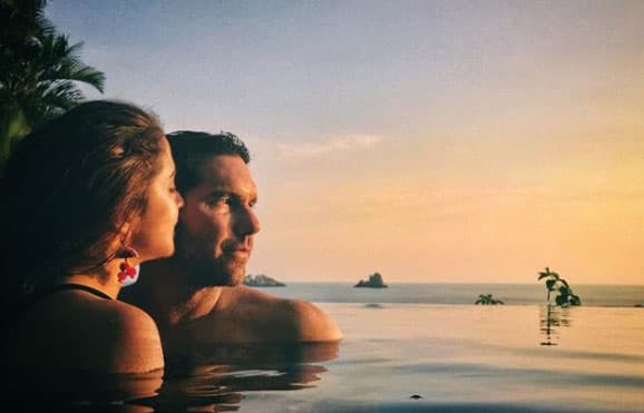 La actriz envió un romántico mensaje a Bethke cuando cumplieron su primer año juntos.