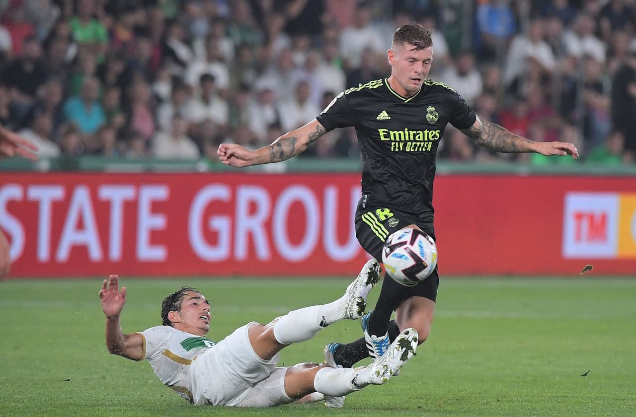 Benzema que ganó el Balón de Oro el pasado lunes anotó un gol en la victoria como visitante de 3-0; Fede Valverde y Marco Asensio hicieron otras anotaciones.