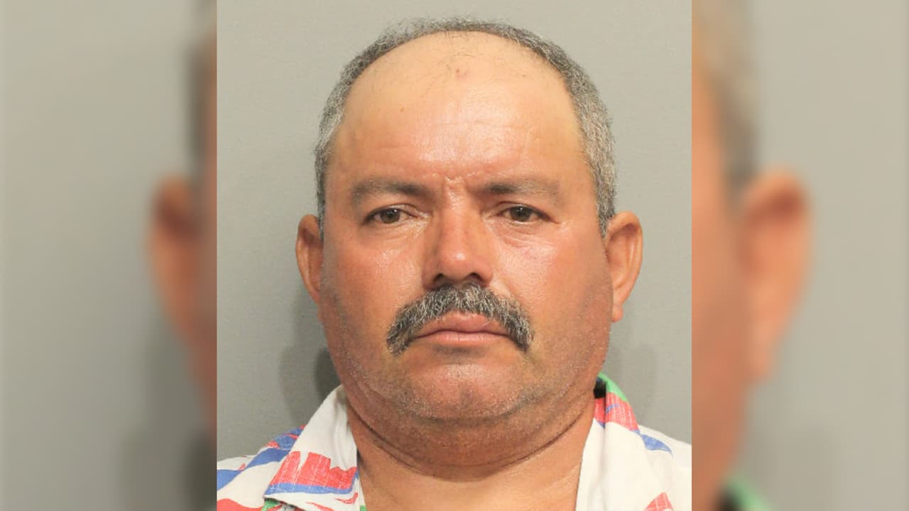 Alfredo Martínez de 51 años se deberá presentar en la corte 4 del condado Harris bajo cargos de conducir en estado inconveniente y por provocar un accidente vehicular.