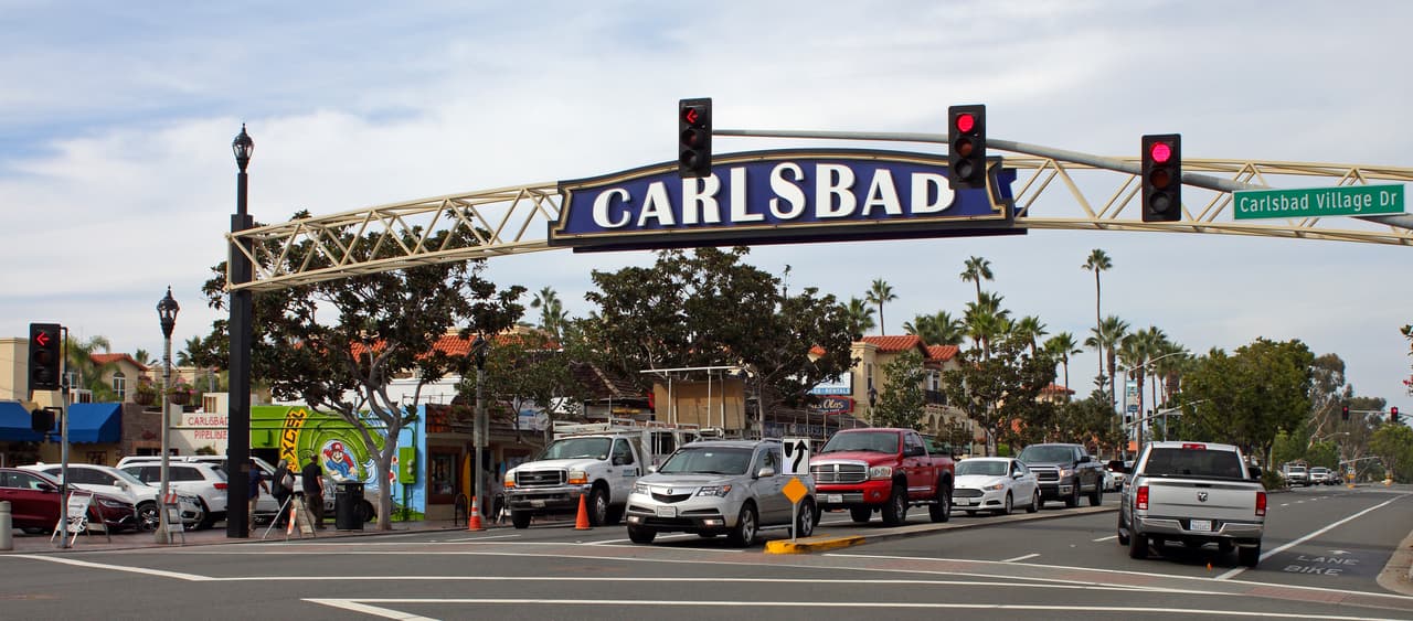 <b>Carlsbad, California</b> 
<br>Fue catalogada como 
<a href="https://www.univision.com/local/los-angeles-kmex/estas-son-las-10-ciudades-de-california-mas-seguras-para-criar-hijos-fotos" target="_blank">la 49 ciudad más segura de Estados Unidos</a>. A menudo es reconocida como una ciudad de "ley general", lo que significa que sigue las leyes generales del estado de California en lugar de tener una carta propia de la ciudad.
<br>
<br>Carlsbad es el hogar de LEGOLAND California, un parque de entretenimiento familiar dirigido específicamente a niños de 2 a 12 años y que ofrece atracciones y espectáculos. 
<br>
<br>
<b>Población: </b>115,344. 
<br>
<b>Ingreso promedio: </b>$102,722. 
<br>
<b>Promedio de seguridad:</b> 89.34.