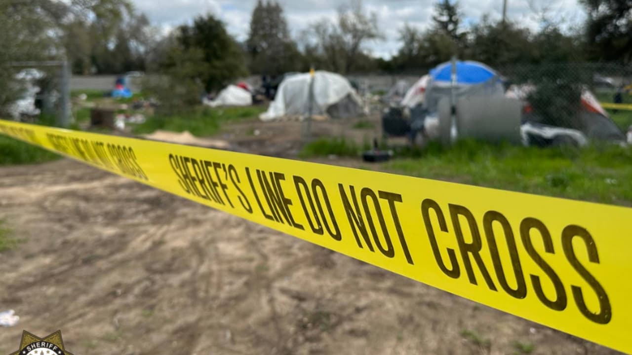 Dos mujeres aparecen sin vida en campamentos de personas sin hogar; hay indicios de muerte sospechosa